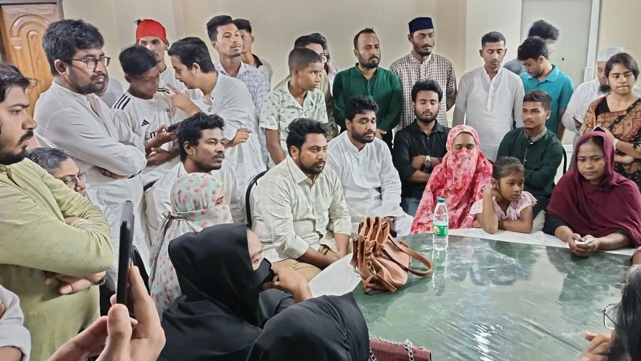 স্বৈরাচার হাসিনার প্রশাসন এখনো গুরুত্বপূর্ণ জায়গায় বসে ষড়যন্ত্র করছে